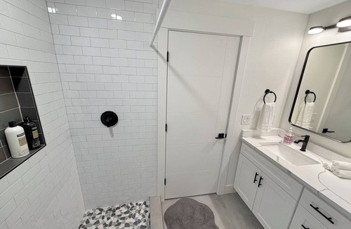 SeaTac Apartment | Spacious 4BR Upper Duplex Unit AC WiFi Quiet Area Near SeaTac Airport