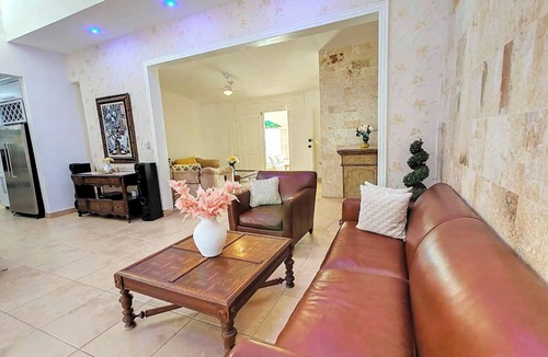 El Batey Villa | Spacious 4BR Urban Retreat with pool - Walk to Beach, Dining & Bonus
