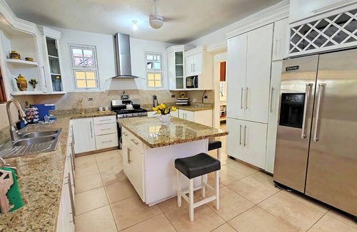El Batey Villa | Spacious 4BR Urban Retreat with pool - Walk to Beach, Dining & Bonus