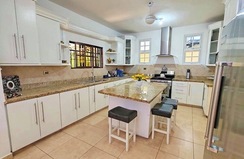 El Batey Villa | Spacious 4BR Urban Retreat with pool - Walk to Beach, Dining & Bonus