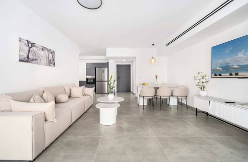Rishon LeTsiyon Apartment | Spacious 4BR w Balcony & Mamad l Bldg Renovation