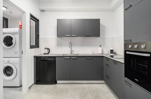 Rishon LeTsiyon Apartment | Spacious 4BR w Balcony & Mamad l Bldg Renovation