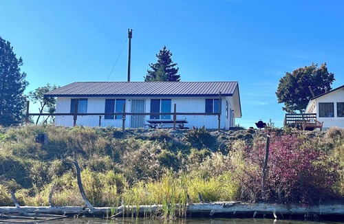 Republic Cabin | Spacious 4BR Waterfront Cabin at Tiffanys Resort - Perfect for Families & Groups