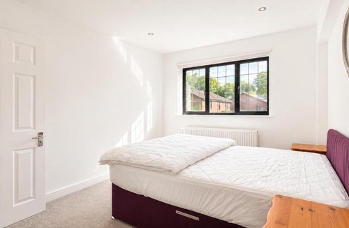 Lychpit House | Spacious 5-Bed Entire Home