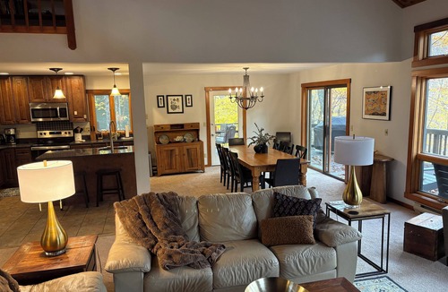 Chestnut Springs House | Spacious 5-bedroom house in a mountain hollow in Wintergreen Resort.