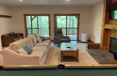 Chestnut Springs House | Spacious 5-bedroom house in a mountain hollow in Wintergreen Resort.