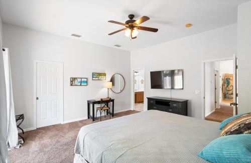 Palm Harbor Villa | Spacious 5 Bd 3 Bath Home Swim Spa Near Beaches
