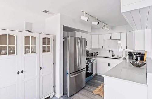 Utica House | Spacious 5 BD Retreat: Sauna, HotTub, Game Room