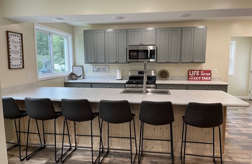 Fair Haven House | Spacious 5 bdrm Retreat Steps to Lake Ontario & Fair Haven State Park Sleeps 10!