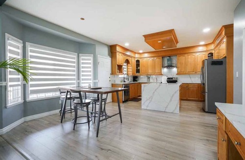 Surrey Newton House | Spacious 5 bed 4 bath in Delta/Surrey centrally located close to mall,restaurant