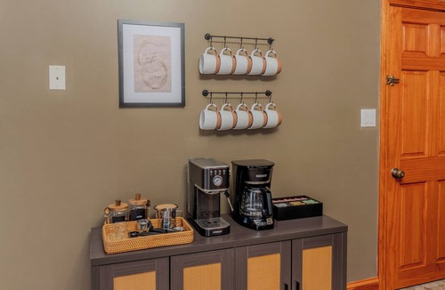 Inman Square Apartment | Spacious 5 bed apartment retreat in gorgeous Cambridge, Walk to Harvard
