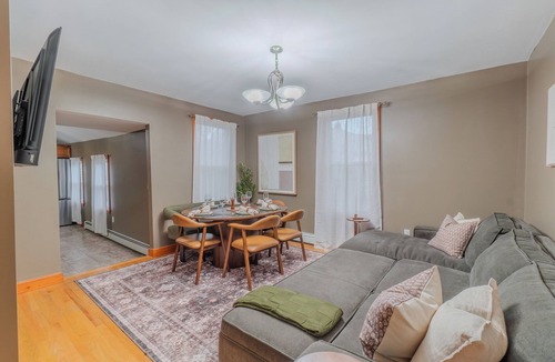 Inman Square Apartment | Spacious 5 bed apartment retreat in gorgeous Cambridge, Walk to Harvard