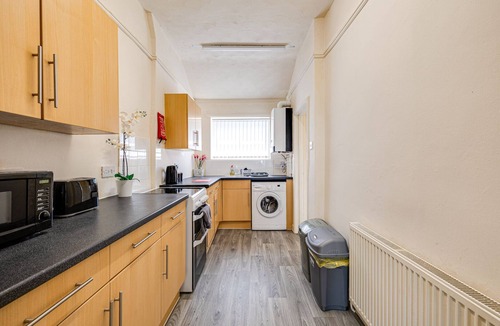 Bootle House | Spacious 5 bed house next to Kirkdale Station