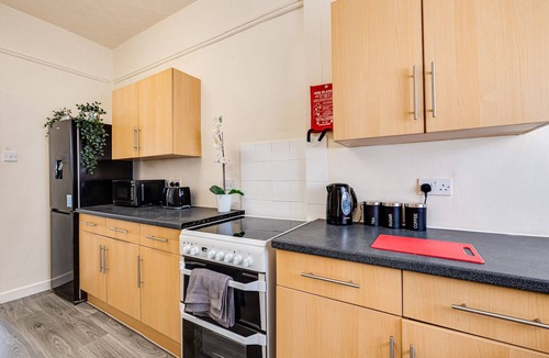 Bootle House | Spacious 5 bed house next to Kirkdale Station