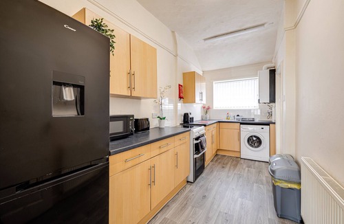 Bootle House | Spacious 5 bed house next to Kirkdale Station
