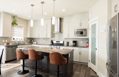 Southeast Edmonton House | Spacious 5-Bed Retreat Family-Ready Sleeps 12