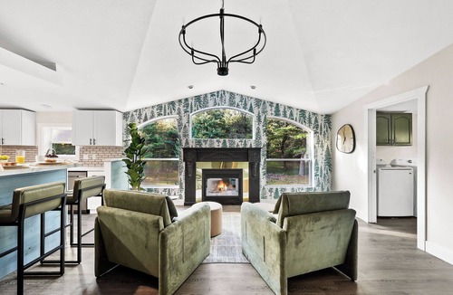 Wisconsin Dells House | Spacious 5-bed house-hot tub-fire pit-theater rm-game rm-min to Dells attraction