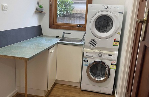 Bentleigh House | Spacious 5-bedroom house in beautiful Brighton East with AC, WiFi, fitness room