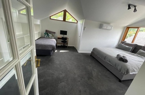 Bentleigh House | Spacious 5-bedroom house in beautiful Brighton East with AC, WiFi, fitness room