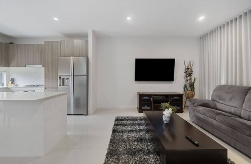 Gregory Hills House | Spacious 5 Bedroom 2.5 bathroom House in Gregory Hills