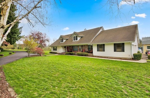Meadow Glade House | Spacious 5-bedroom house in charming Battle Ground with WiFi, AC