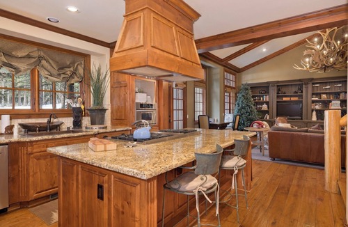 Mammoth Lakes House | Spacious 5-bedroom 5 1/2 Bath Home on Starwood Golf Course - 13th Fairway