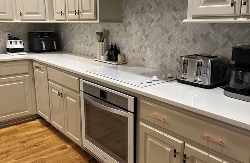 Bucyrus House | Spacious 5-bedroom house in brilliant Overland Park with AC. Ideal for Fifa Cup