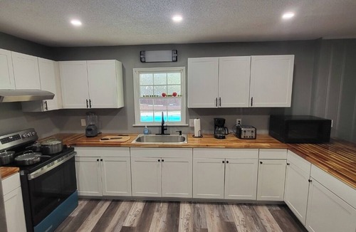 Warner Robins House | Spacious 5-bedroom house pool with AC and WiFi in delightful Warner Robins