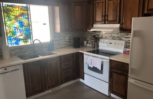 Northwest Calgary House | Spacious 5 Bedroom 3 Bath Home w Wi-fi + Netflix