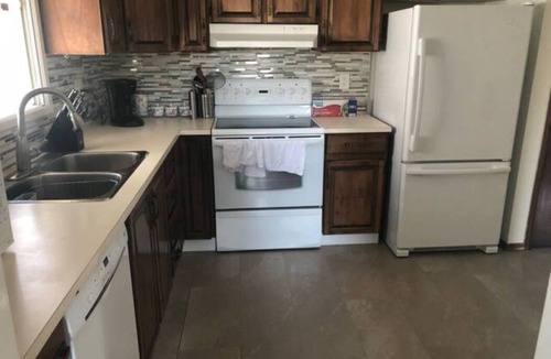 Northwest Calgary House | Spacious 5 Bedroom 3 Bath Home w Wi-fi + Netflix