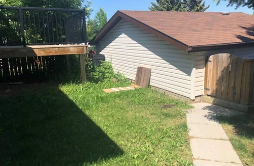 Northwest Calgary House | Spacious 5 Bedroom 3 Bath Home w Wi-fi + Netflix
