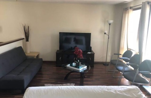Northwest Calgary House | Spacious 5 Bedroom 3 Bath Home w Wi-fi + Netflix