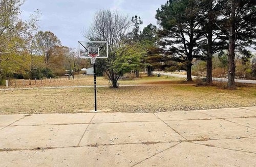 Oakland House | Spacious 5-bedroom 3.5 bath Country Home on 3 acres