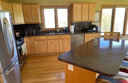 Verona House | Spacious 5-bedroom 80 acres family farm retreat with AC, WiFi in rural Verona