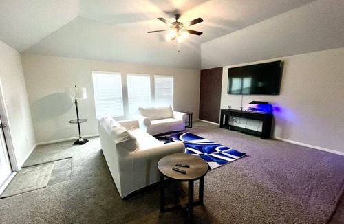 Rosenberg House | Spacious 5-bedroom building in charming Rosenberg with WiFi, AC, fitness room