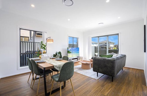 West Hoxton House | Spacious 5-bedroom building with AC, WiFi in lovely Austral