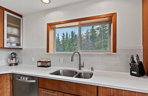 Eagle River Ski Chalet | Spacious 5-bedroom chalet in Eagle River with WiFi and fitness room