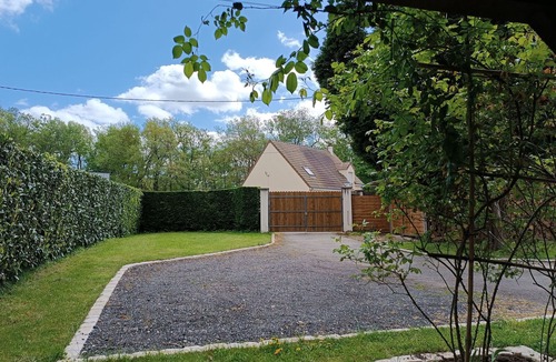 Nargis Cottage | Spacious 5-Bedroom Cottage Near Paris with Garden and Parking