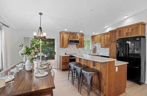 Carver House | Spacious 5-bedroom farmhouse with WiFi and AC in enchanting Vancouver