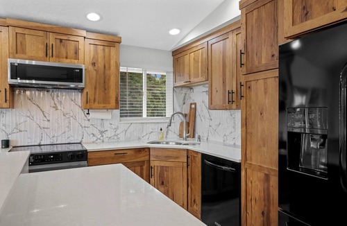 Carver House | Spacious 5-bedroom farmhouse with WiFi and AC in enchanting Vancouver