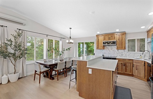 Carver House | Spacious 5-bedroom farmhouse with WiFi and AC in enchanting Vancouver