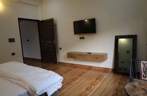 Gurugram House | Spacious 5-bedroom farmhouse in cool Gurugram with AC, WiFi