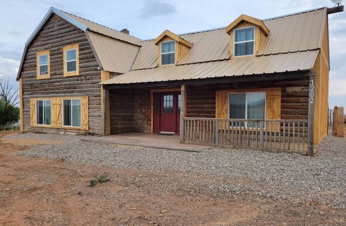Blanding Cabin | Spacious 5-bedroom Farmhouse cabin in charming Blanding with AC, WiFi