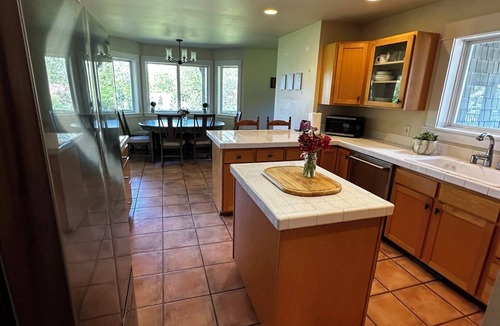 Freeland House | Spacious 5-bedroom farmhouse close to everything on Whidbey Island with hot tub!