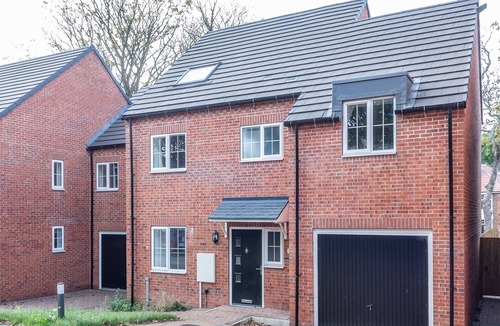 Newark upon Trent House | Spacious 5-Bedroom House in Nottingham