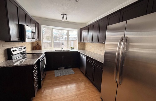 South Lethbridge House | Spacious 5-bedroom home in South Lethbridge. Sleeps 12