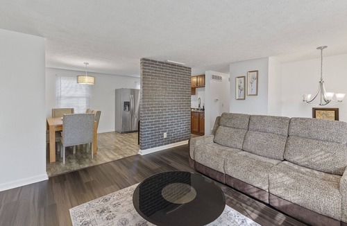 Colerain Township House | Spacious 5-bedroom house in Cincinnati with Wi-fi, Fully Equipped Kitchen
