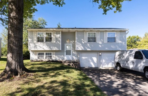 Colerain Township House | Spacious 5-bedroom house in Cincinnati with Wi-fi, Fully Equipped Kitchen