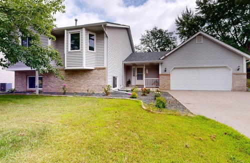 Maplewood House | Spacious 5-bedroom house in delightful Saint Paul with large deck and dining