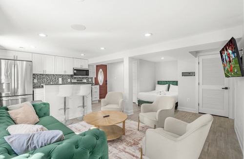 Virginia Square House | Spacious 5-bedroom house in lovely Arlington with AC, WiFi